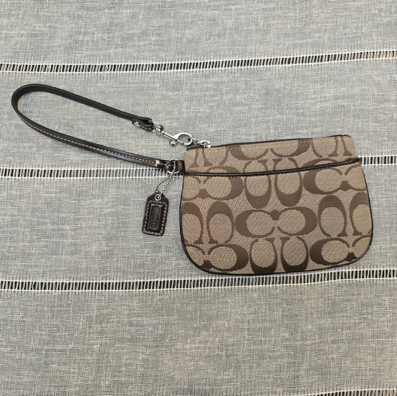 Coach Brown Signature Logo Wristet Size 6x4 Purple Lining New Whitout Tag - Picture 6 of 9